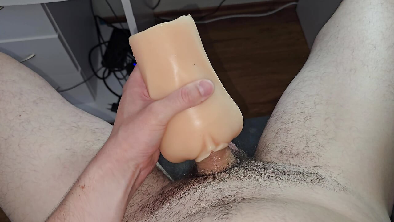 Aku lagi asik masturbasi palsunya sampai tanganku orgasme berantakan!
