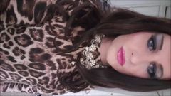 Crossdresser en vestido con estampado de leopardo de mi esposa