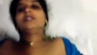 Telugu tante heeft seks met vrijgezellenjongen, bekijk de video