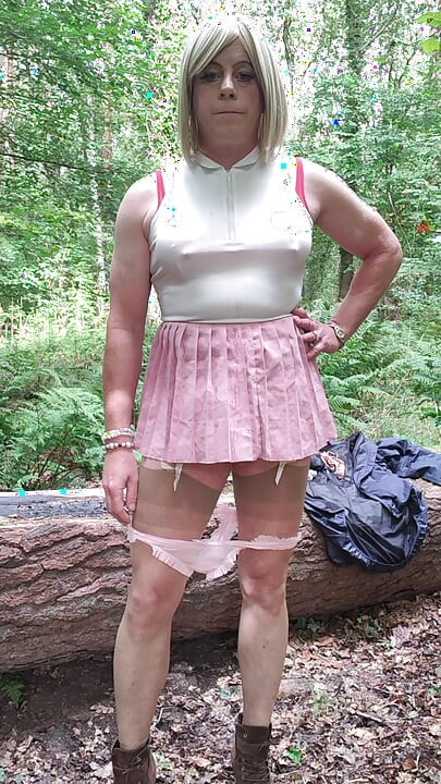 Ružičasta plisirana mini suknja na krstarenju