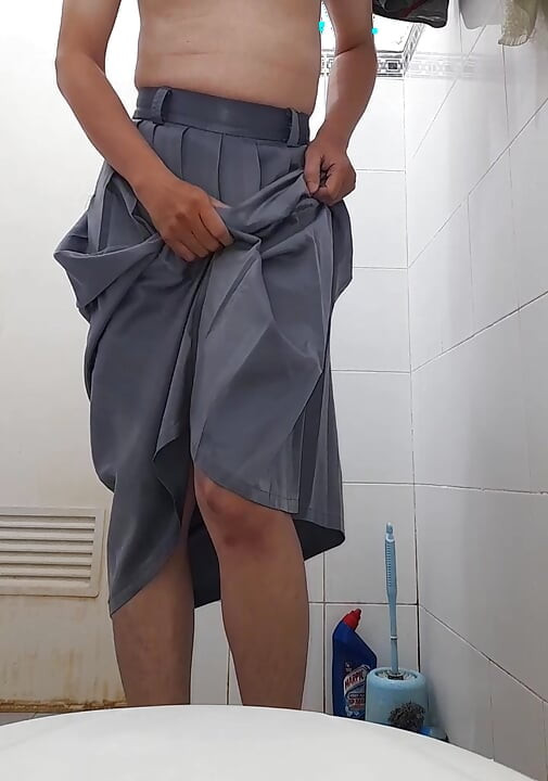 Crossdressing φορώντας γκρι φούστα μαθήτριας (rok abu sma)