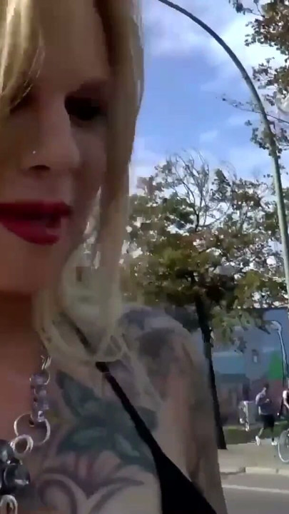Love Parade Schlampe im Wohnwagen schnell abgearbeitet | Clip 1
