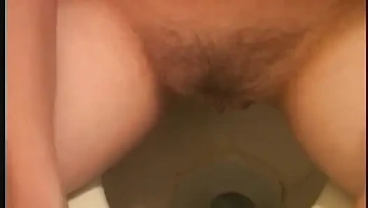 Olgun sarışın orta yaşlı seksi kadın kıllı amcığını cüretkar açık havada teşhir ediyor