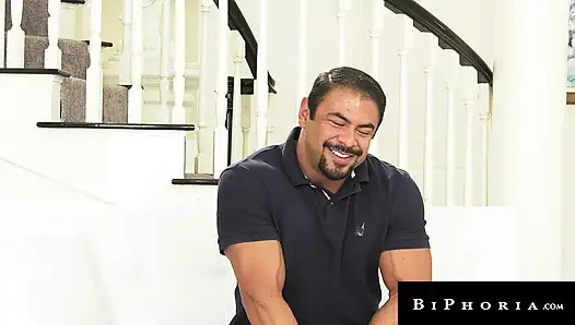 Biphoria - bertukar pasangan biseks - nyepong dan tanpa batas