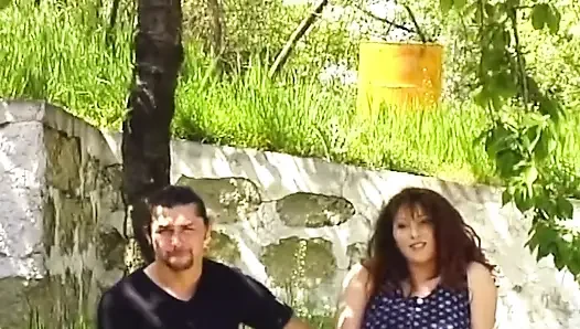 Sheer külotlu çorapla açık havada naylon fetiş oyunu