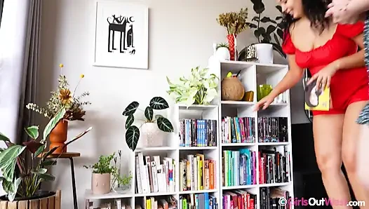 Фигуристые лесбиянки с большими сиськами и волосатыми петками лижут и трахают друг друга пальцами на диване