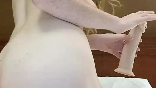 Ben duştayken göt deliğini sikiyor, sonra ona yardım etmemi istiyor