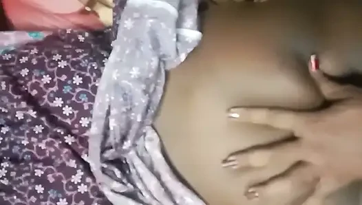 Tamil sürtük evli kadın meme uçlarına işkence yaparken ve büyük siyah götü sikilirken çığlık atıyor! Indianhotwifex