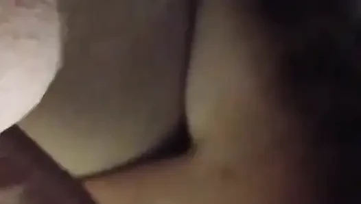 Seksi kız arkadaş aşağı atıyor!