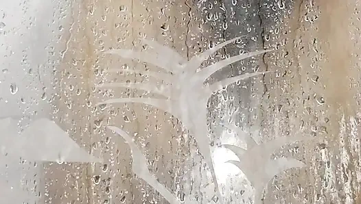 А если ты сопровождаешь меня принимать хороший душ, то твоих рук не хватает