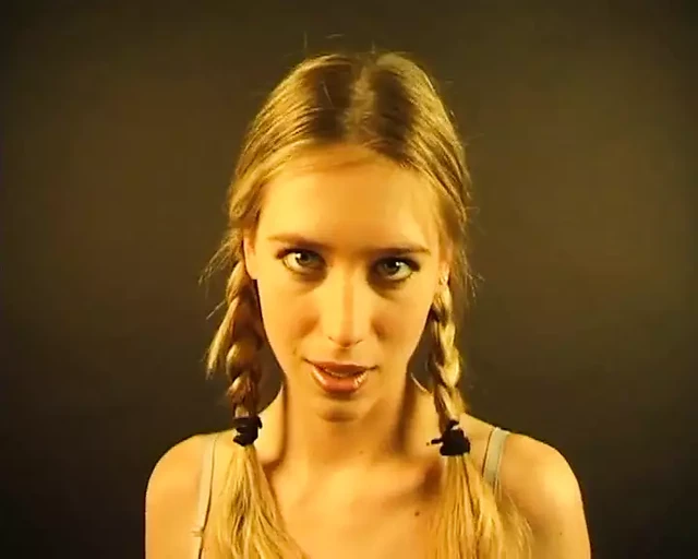 I'm a camgirl with a shaved pussy and today I want to enjoy with a sex toy