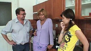 Babcia i dziadek próbują seksu w trójkącie z młodą dziewczyną