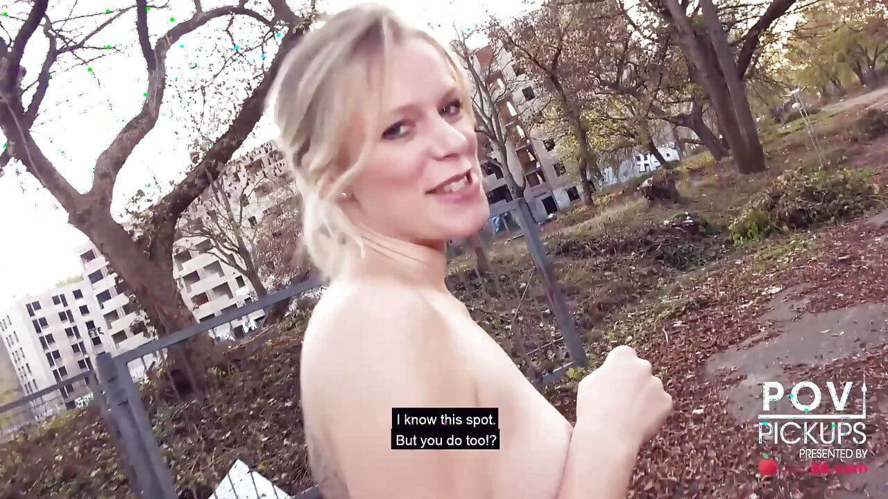 Nena rubia alemana se conduce desnuda por la ciudad + follada pública