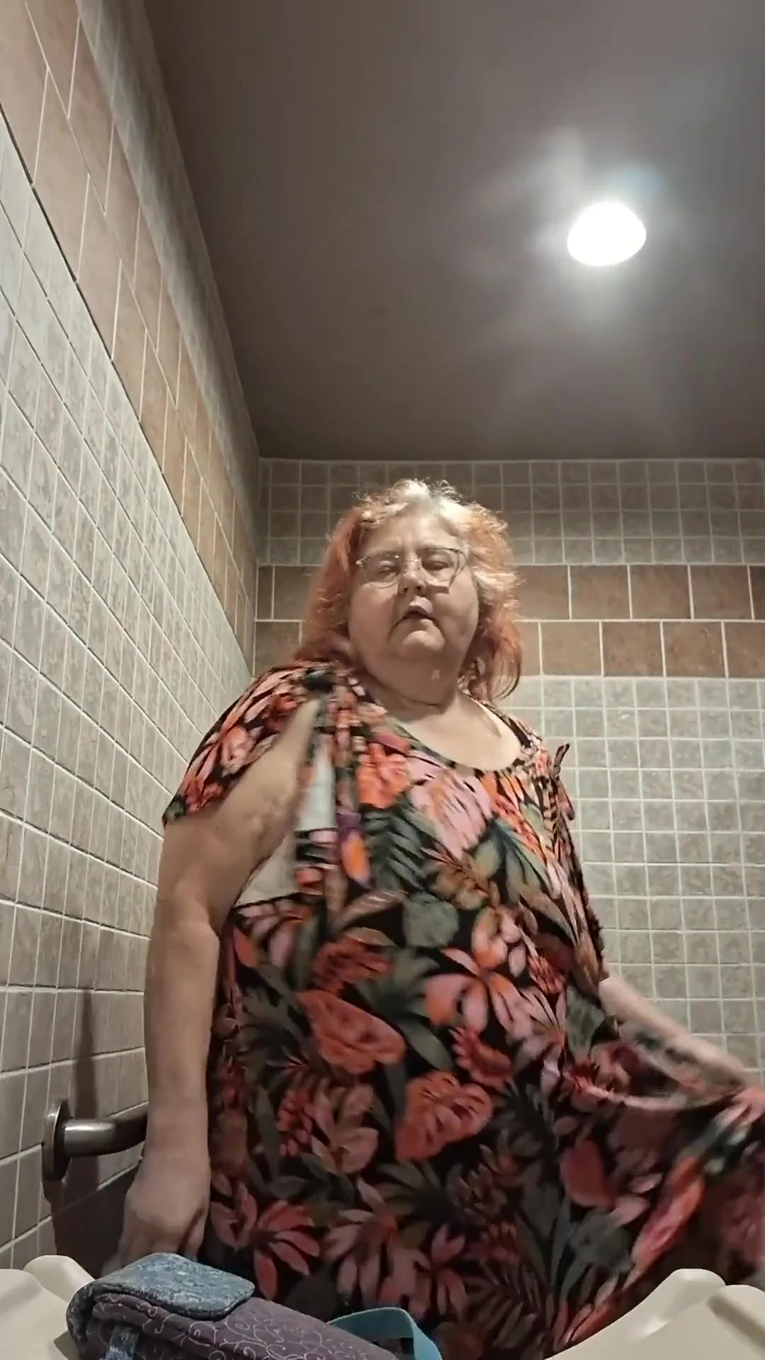 Büyük güzel hemşire Vicki banyoda dans ediyor ve soyunuyor!