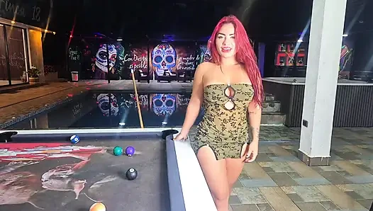 In einer Bar in Bucaramanga verheiratet, groß verheiratet, gnadenlos auf dem Billardtisch gefickt – bekommt heiße Milch in ihre Muschi