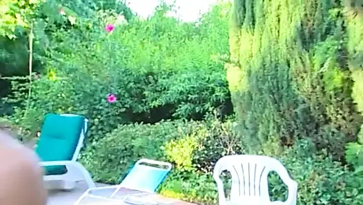 Esnek sarışın kendi amcığını yalıyor ve şişeyi derine dolduruyor