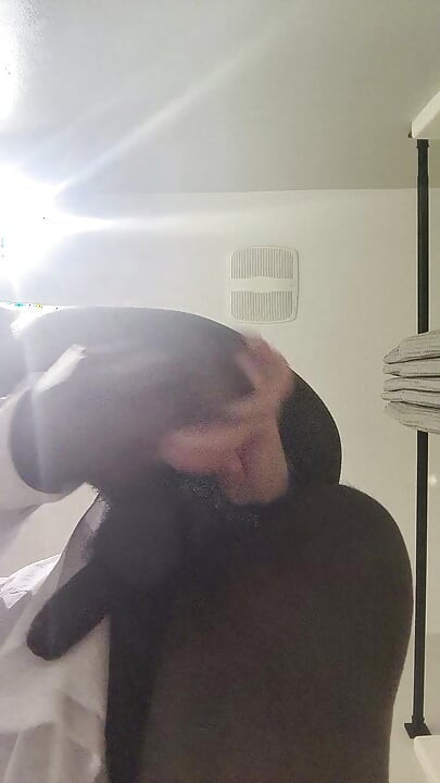 Femboy eboni berkrim pada dildo tebal