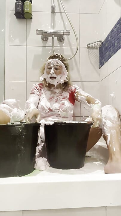 Pink Pies sur le visage et Gunge se fait baiser sur la tête