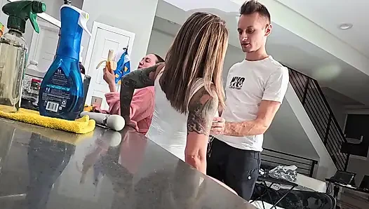 Sie brachte ihre lesbische freundin mit, um einmal in ihrem Leben großen schwanz für anal und muschi zu versuchen (sie schwanger gemacht)