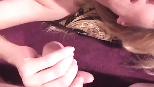 Блондинка не сопротивляется и просит второй член