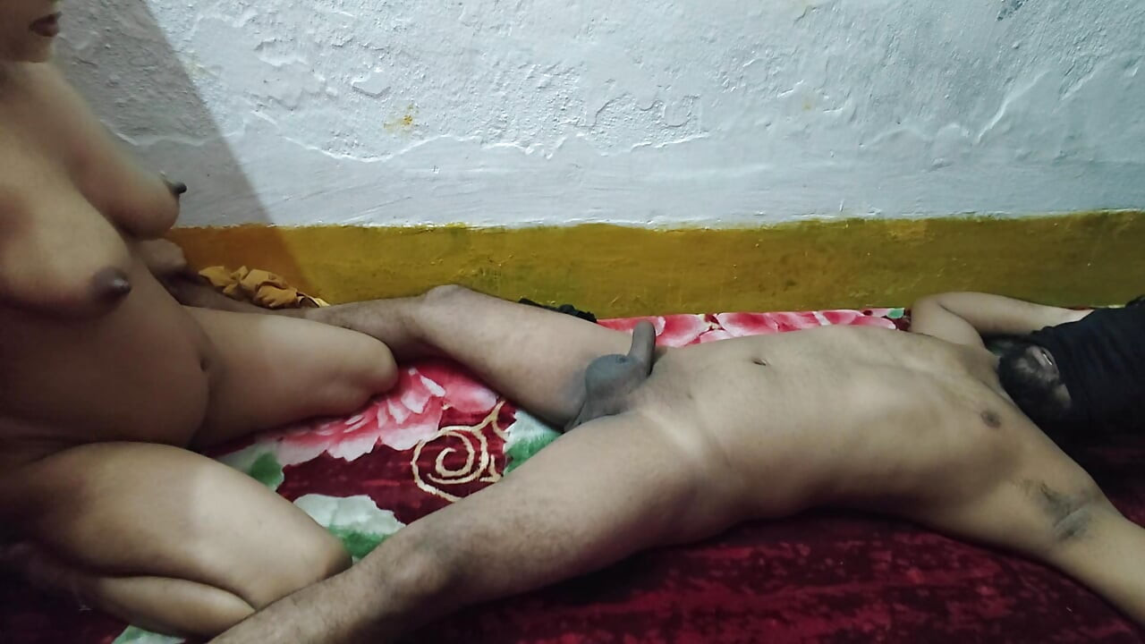 Sexy mucama lechosa chupa la polla del dueño Video de sexo