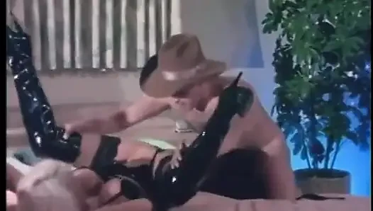 Cowboy leckt eis von den titten der blonden schlampe, dann bläst sie ihn
