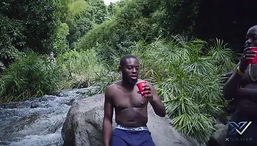 Turist 2 siyah yarakla yarak indiriyor