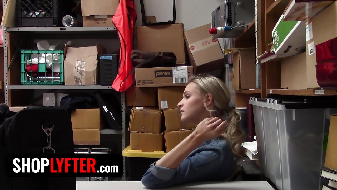 ShopLyfter - худенькая блондинка милашка Emma Hix дает ее киску сотруднику службы безопасности, чтобы выйти из неприятностей