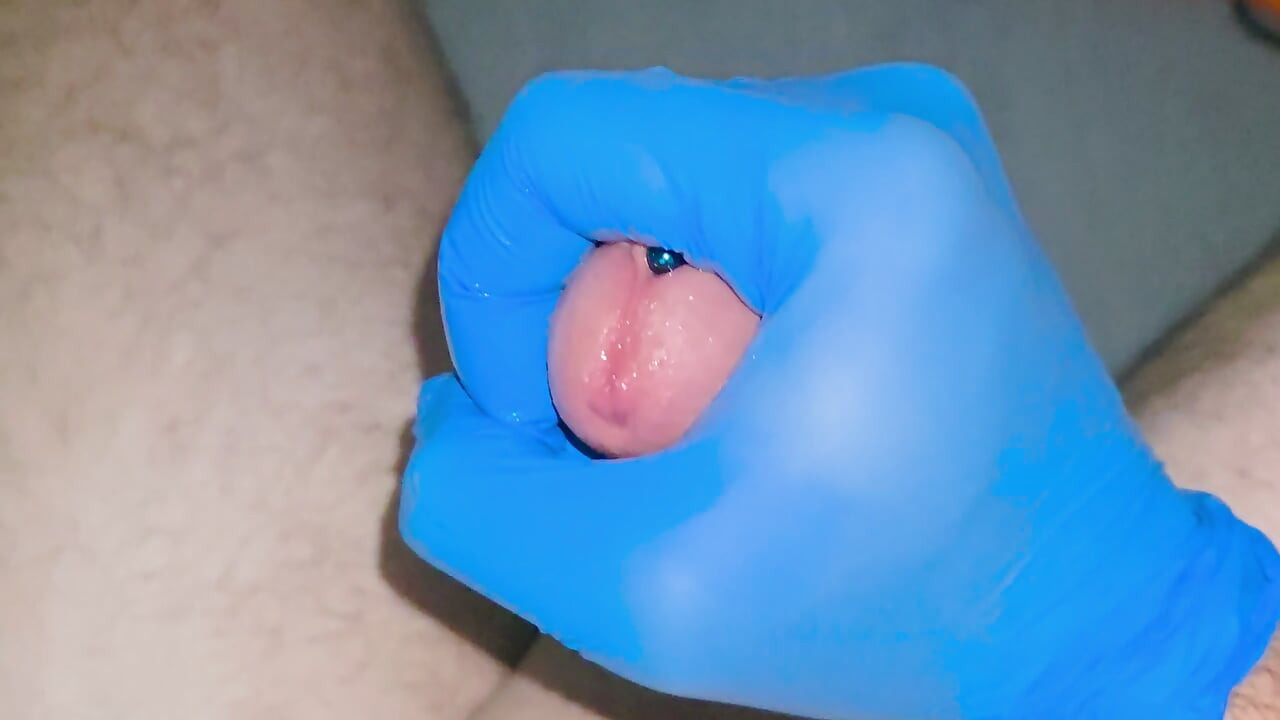 קש וגמירה בכפפות הנקה.