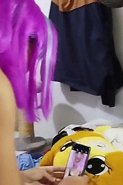Sisterinlaw'ı web kamerasında yayın yaparken, peruk takarak yakaladım, böylece tanınmayacak. Onu sikmeye karşı koyamadım.