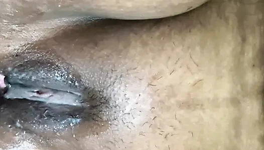 Wasser fiel in die muschi, als sie einen finger in ihre muschi steckte.