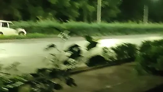 裸で道路を歩く