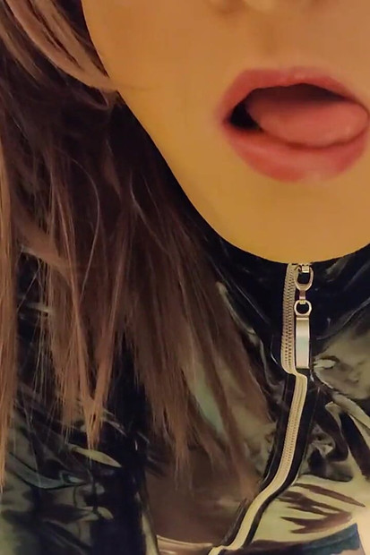 Savijem guzicu na ormariću u seksi odjeći