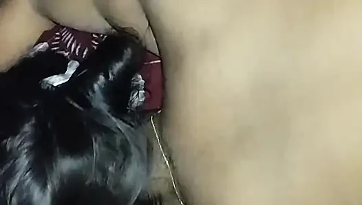 BD Viral videoda bir baldız kayınbiraderinin penisini emiyor ve domaltarak seks yapıyor.
