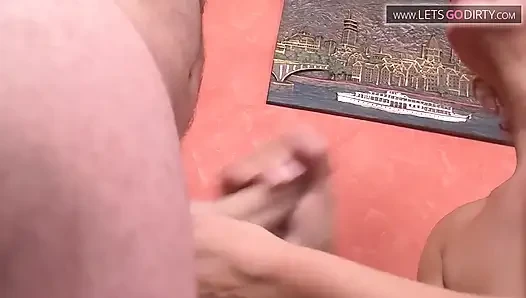 Geile milf reitet einen langen schwanz auf dem sofa zum abspritzen