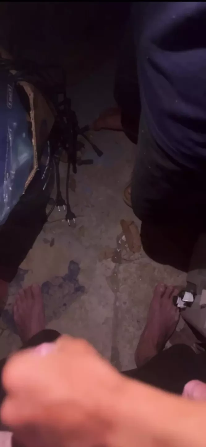 Ajuda. Ajude meu amigo a atirar uma carga enorme na garagem tarde da noite.
