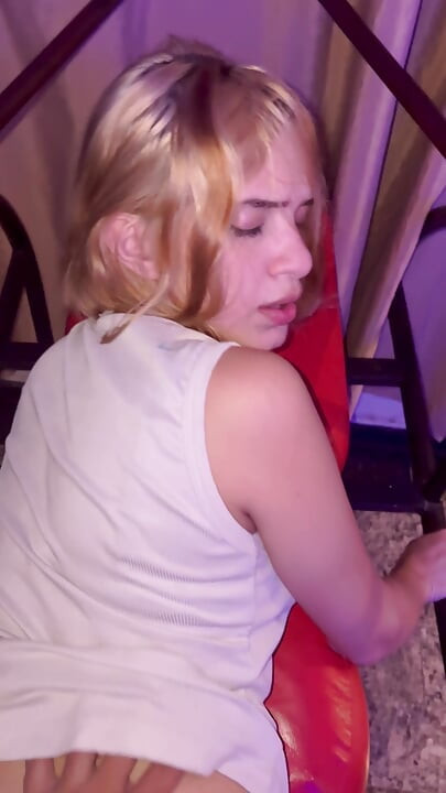 Uzeo sam striptizetu Alice na sve četiri i stavio ga samo u njenu pičku