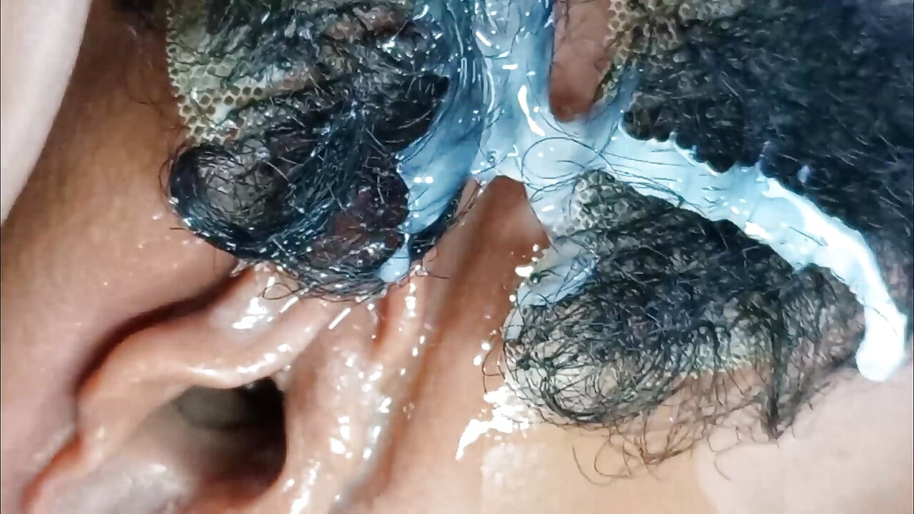 Eu fodo e faço minha boneca saltar e desfrutar de seus peitos