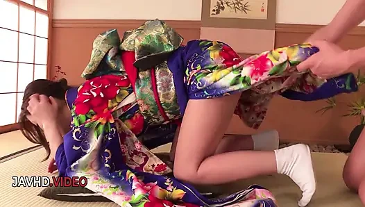 Ayumi shinoda sizzles dengan pertunjukan kimono sepong kontol yang menggoda di live webcam