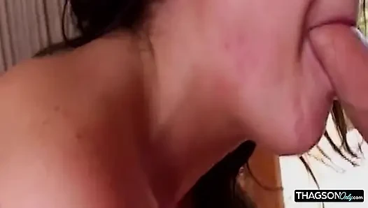 Olgun esmer ıslak anal parmaklama çılgınlığı içinde genişliyor