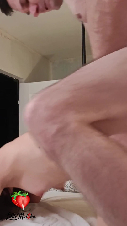 Романтичний секс на будівельному майданчику. Маленька Майша катається на члені свого будівельника зі своєю тугою пиздою в нескінченній спальні | Кліп 2