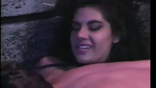 Hapishanede kıvırcık saçlı bebek o kadar azgın ki her şeyi vermeye hazır