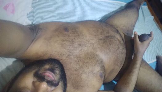 Un garçon indien amateur sexy jouit pendant une séance webcam