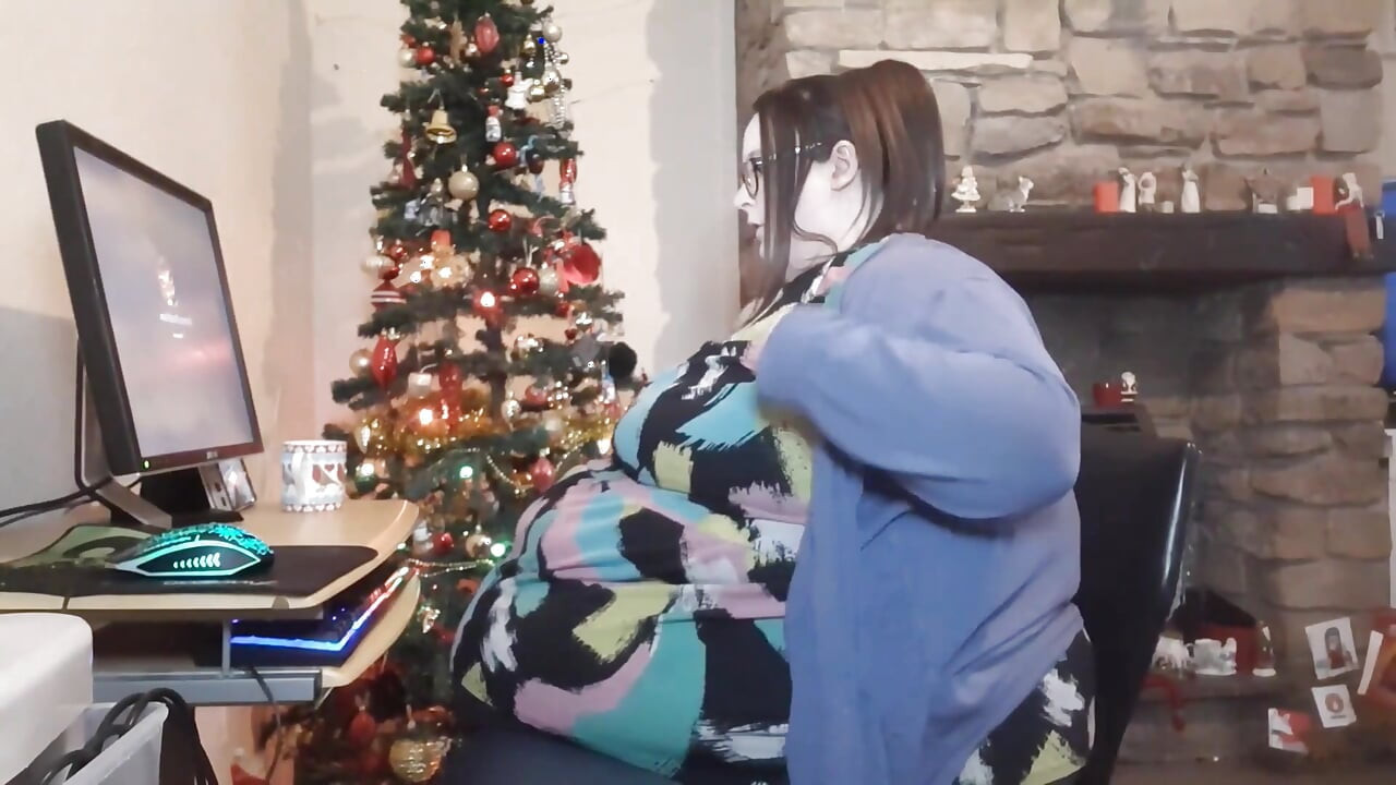 السمنة الفتاة في العمل تفرك البطن