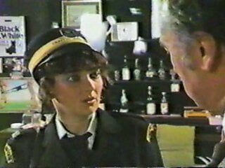 İngiliz bayan trafik polisi at the şaplak kulüp