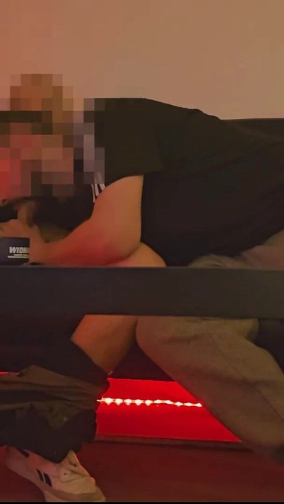 Uzbudljiv trenutak iz filma "Hetero ćelavi tip uvjeren nakon što mu je pomogao"