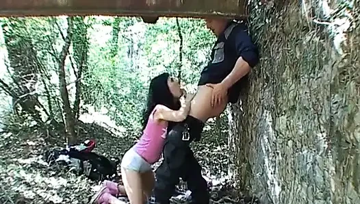 Ein paar piggy walker machen eine schmutzige pause im wald!