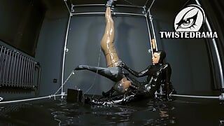 Đồng tính nữ mặc latex nô lệ