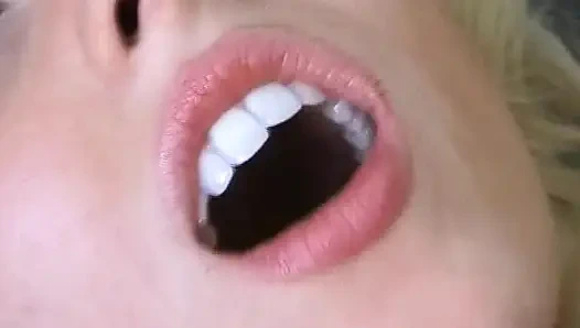 Boneka pirang Jerman seksi menggosok memeknya dalam adegan solo