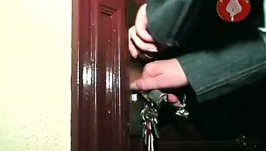 Блондинка сосет дилдо, трахая пальцами мокрую киску в любительском видео